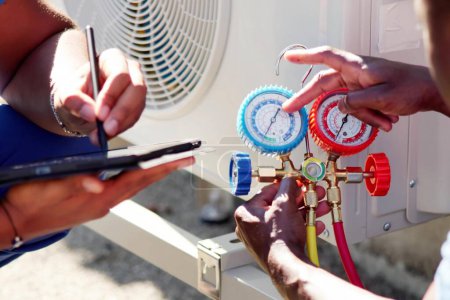 Téléchargez les photos : Technicien en climatisation qualifié Réparation du système de pompe à chaleur - en image libre de droit