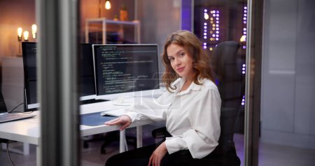 Téléchargez les photos : Programmeur femme codage sur ordinateur. Coder fille - en image libre de droit