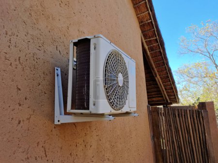 Téléchargez les photos : Climatiseur Split HVAC System Unit On House En Afrique - en image libre de droit