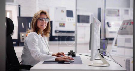 Foto de Industrial Girl: Ingeniero informático automatiza sistemas con software - Imagen libre de derechos