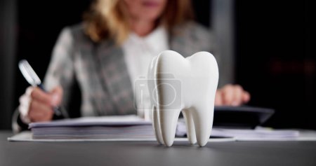 Foto de Seguro Dental Asequible: Cubriendo los Costos y Dientes del Implante - Imagen libre de derechos