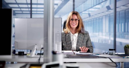 Téléchargez les photos : Femme comptable souriante au bureau fournissant des conseils fiscaux - en image libre de droit