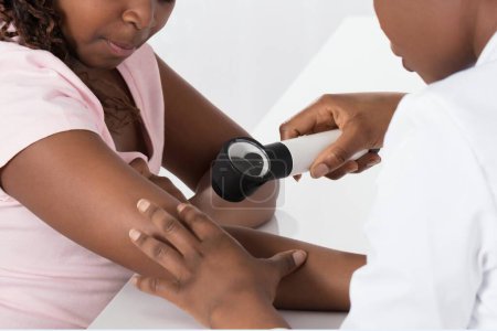 Téléchargez les photos : Dermatologue afro-américain offre une consultation pour le mélanome, l'acné - en image libre de droit