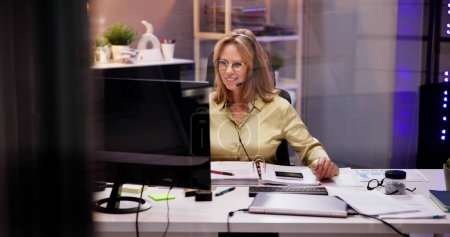 Téléchargez les photos : Femme productive travaillant à son bureau rempli de technologie - en image libre de droit