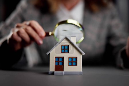 Téléchargez les photos : Inspecteur immobilier effectuant l'évaluation immobilière sur la propriété - en image libre de droit