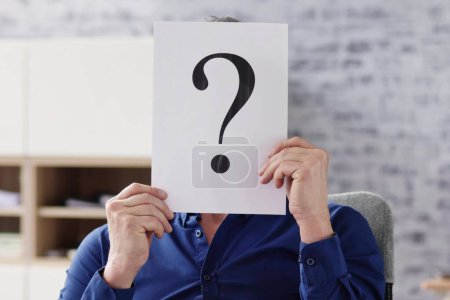 Téléchargez les photos : Homme tenant le papier de demande d'emploi, questionnement avec le visage marqué - en image libre de droit