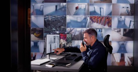 Téléchargez les photos : Surveillance de la sécurité : Le système de vidéosurveillance surveille la salle de surveillance - en image libre de droit