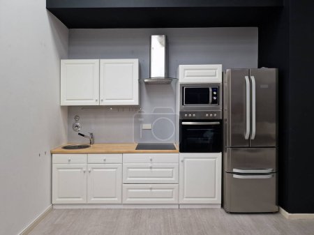 Foto de Interior de la cocina limpia blanca moderna con horno de microondas y refrigerador - Imagen libre de derechos