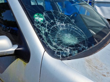 Téléchargez les photos : Pare-brise de voiture cassé ou fenêtre de pare-brise. Verre avant écrasé - en image libre de droit