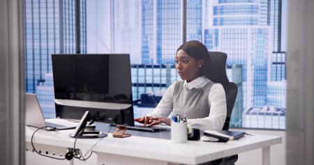 Téléchargez les photos : Femme africaine utilisant l'ordinateur pour la communication d'affaires avec la bannière - en image libre de droit