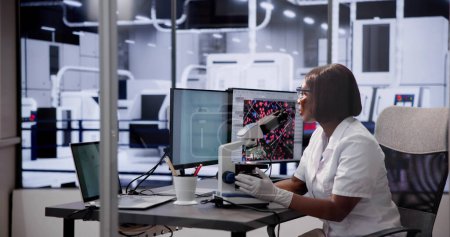 Foto de Mujer negra usando monitor de ADN para análisis de sangre - Imagen libre de derechos