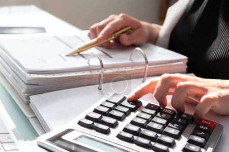 Téléchargez les photos : Femme comptable efficace au bureau Calcul des dépenses comptables - en image libre de droit