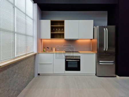 Téléchargez les photos : Intérieur De Cuisine Propre Blanche Moderne Avec Four à Micro-ondes Et Réfrigérateur - en image libre de droit