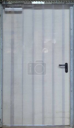 Téléchargez les photos : Porte en fer résistant aux intempéries : Entrepôt industriel vieilli en métal - en image libre de droit
