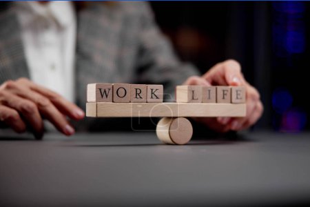 Foto de Lograr el equilibrio perfecto entre el trabajo y la vida: concepto de apoyo corporativo - Imagen libre de derechos