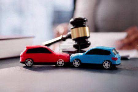 Téléchargez les photos : Justice en action : un avocat plaide pour la vente aux enchères de voitures en bois après un accident de voiture - en image libre de droit