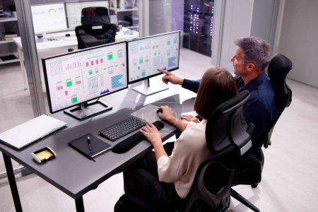 Foto de Dos personas que participan en la ingeniería informática en la pantalla del monitor - Imagen libre de derechos