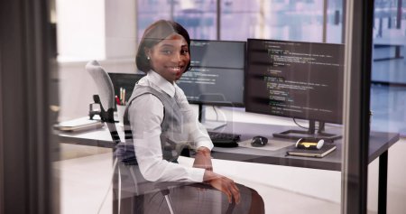 Téléchargez les photos : Web Developer Engineer Écrire du code sur l'écran d'ordinateur - en image libre de droit