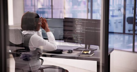 Foto de Ingeniero de negocios analizando código roto en la pantalla de la computadora - Imagen libre de derechos