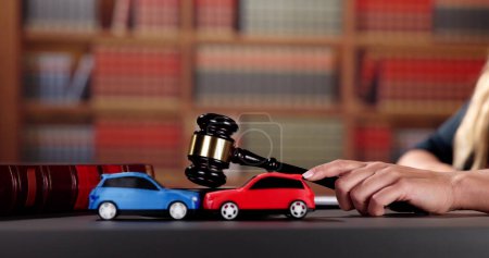 Téléchargez les photos : Car Accident Lawyer And Legal Liability Insurance - en image libre de droit