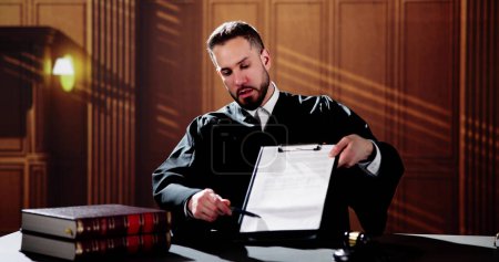 Téléchargez les photos : Juge de la salle d'audience montrant un document juridique pour signature - en image libre de droit