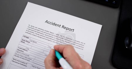 Téléchargez les photos : Formulaire de rapport d'accident. Assurance et sécurité contre les blessures - en image libre de droit