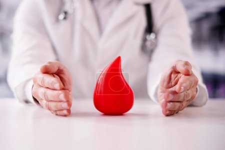 Welttag der Hämophilie. Arzt mit Spenderblut-Tropfen