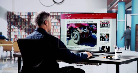 Foto de Hombre leyendo noticias en línea en el ordenador portátil - Imagen libre de derechos