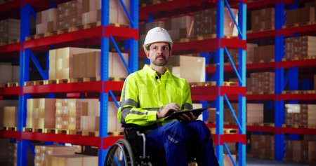 Téléchargez les photos : Les personnes en fauteuil roulant faisant l'inspection OSHA dans l'entrepôt logistique - en image libre de droit