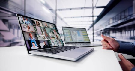Téléchargez les photos : Appel d'affaires d'homme de vidéoconférence sur l'écran d'ordinateur - en image libre de droit