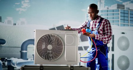 Téléchargez les photos : Industrial Air Conditioning Technician. HVAC Cooling System Repair - en image libre de droit