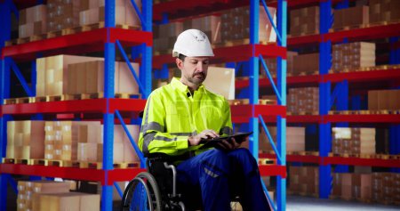 Foto de Personas en silla de ruedas haciendo inspección OSHA en almacén de logística - Imagen libre de derechos