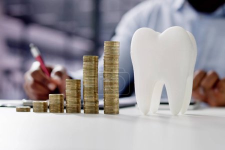 Foto de Seguro dental y costo de la factura del dentista. Ahorre dinero en implantes - Imagen libre de derechos