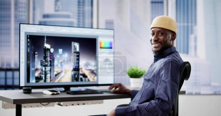 Foto de Diseñador Web Gráfico Africano Usando Software de Edición de Diseño - Imagen libre de derechos