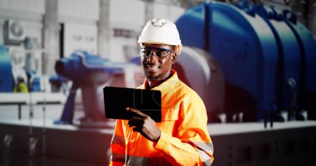 Téléchargez les photos : African Engineer Man Checking Industrial Facility. Inspection d'Osha - en image libre de droit