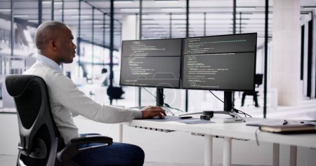Téléchargez les photos : African American Coder Utilisation de l'ordinateur au bureau. Développeur Web - en image libre de droit