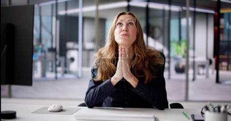 Téléchargez les photos : Femme priant. Dieu cherche la prière dans le bureau - en image libre de droit