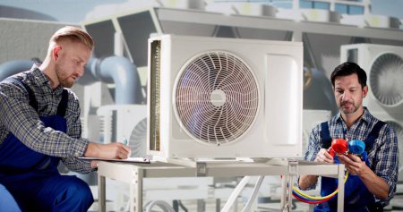 Téléchargez les photos : Industrial Air Conditioning Technician. HVAC Cooling System Repair - en image libre de droit