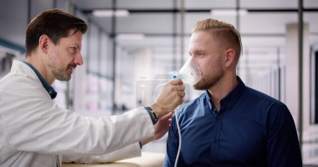 Téléchargez les photos : Nébuliseur d'haleine de BPCO d'asthme et masque donnés par le docteur ou l'infirmière - en image libre de droit