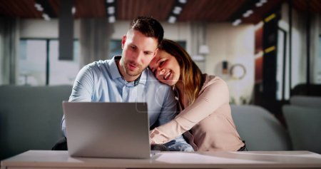 Téléchargez les photos : Couple faisant des impôts et budget familial sur l'ordinateur - en image libre de droit