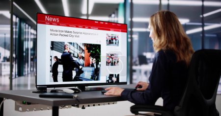 Téléchargez les photos : Femme regardant les nouvelles dans le journal en ligne sur l'ordinateur - en image libre de droit
