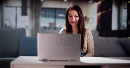 Téléchargez les photos : Femme en ligne Appel Webinaire à distance sur ordinateur portable - en image libre de droit