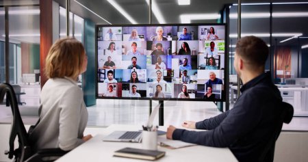 Téléchargez les photos : Réunion de vidéoconférence en ligne sur l'ordinateur au bureau - en image libre de droit