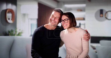 Téléchargez les photos : Couple heureux Famille souriant à la maison pensant - en image libre de droit