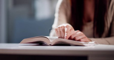 Téléchargez les photos : Prayer Woman Studying Bible Book In Hands - en image libre de droit