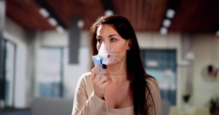 Foto de Respiración del paciente con asma usando máscara de oxígeno y nebulizador de EPOC - Imagen libre de derechos