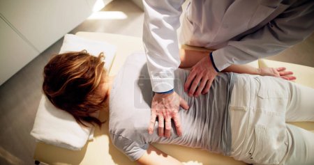 Téléchargez les photos : Massage physio shiatsu et physiothérapie par acupression. Vue grand angle - en image libre de droit