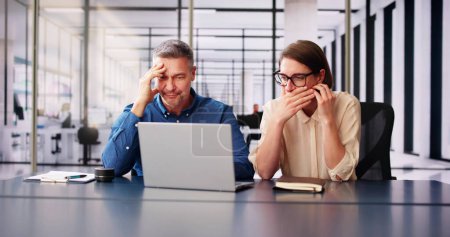Téléchargez les photos : Stressé malade employé homme et femme à l'ordinateur - en image libre de droit
