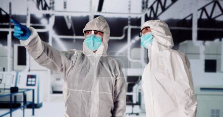 Foto de Fábrica y trabajadores de fabricación de semiconductores estériles en cobertores - Imagen libre de derechos