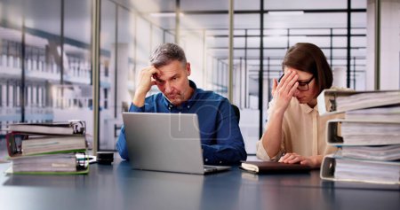 Téléchargez les photos : Homme d'affaires comptable accro au travail avec maux de tête et stress - en image libre de droit